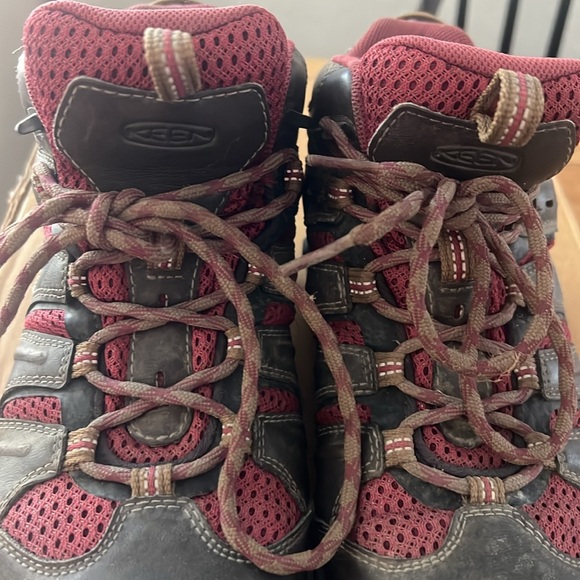 KEEN trekker boot size 7.5 brown and burgundy - Picture 15 of 17